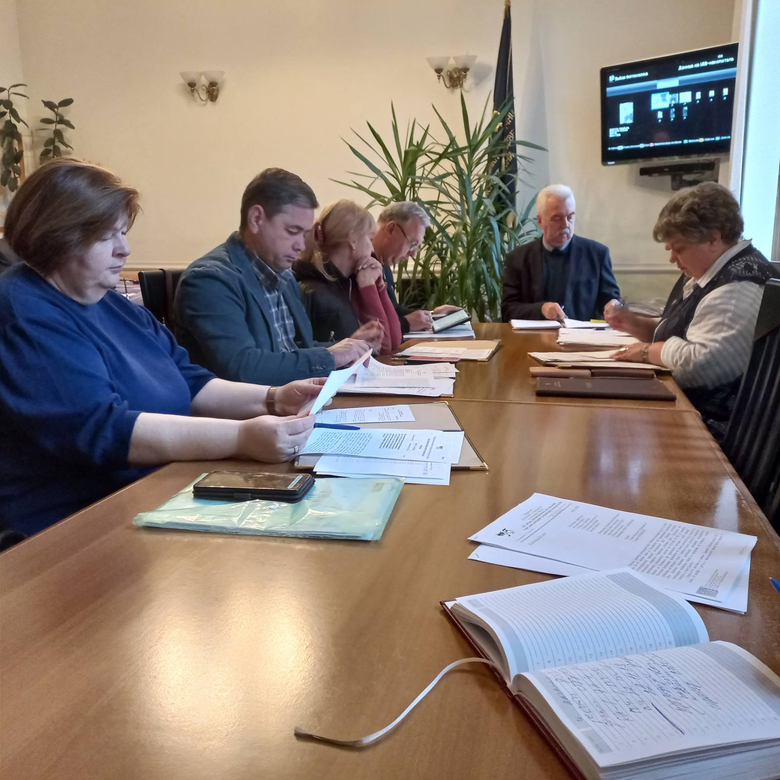 В основному всі зауваження виконані, тому постанову з контролю знято.