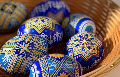 Вітаємо з прийдешніми Великодніми святами!