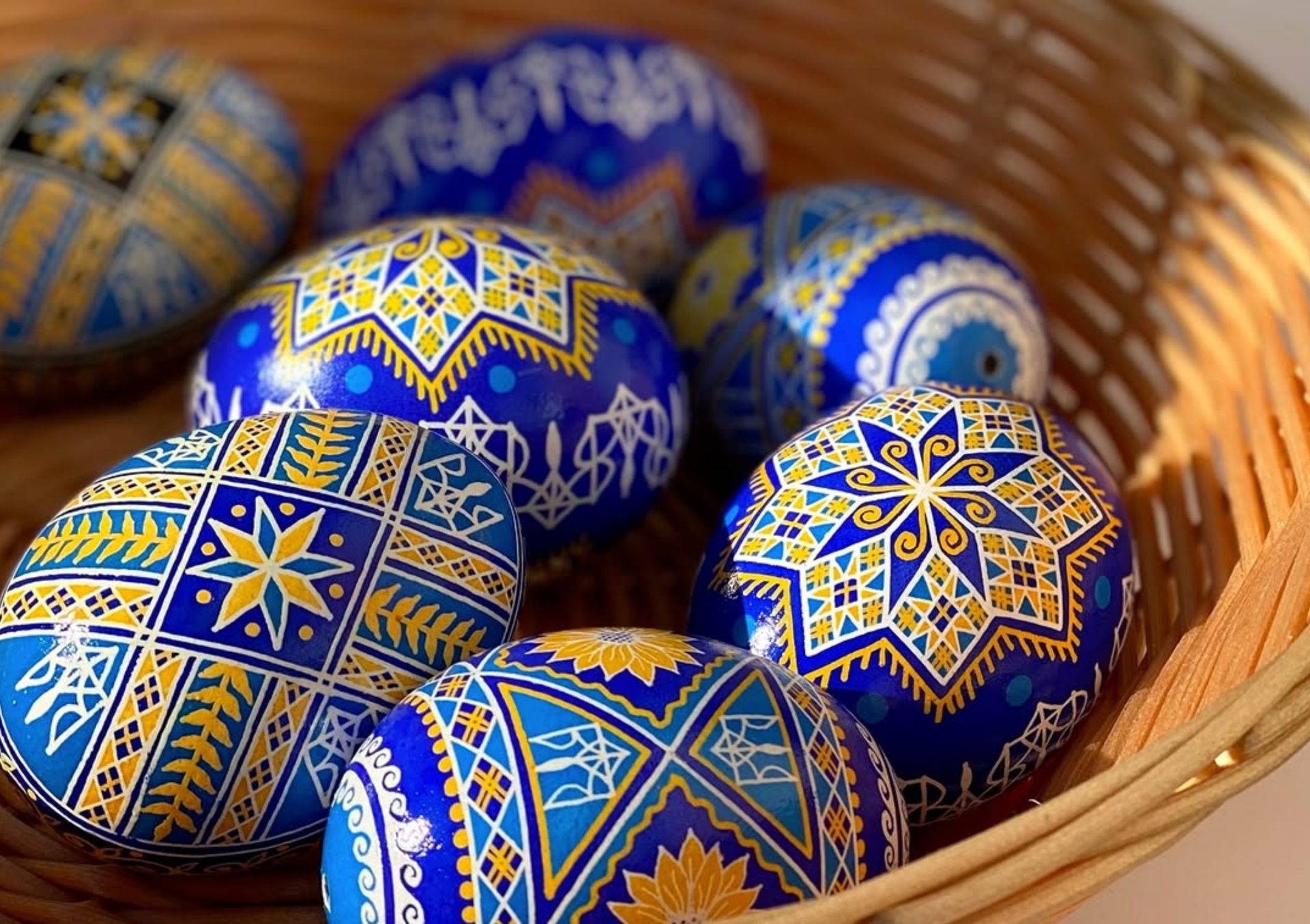 Вітаємо з прийдешніми Великодніми святами!
